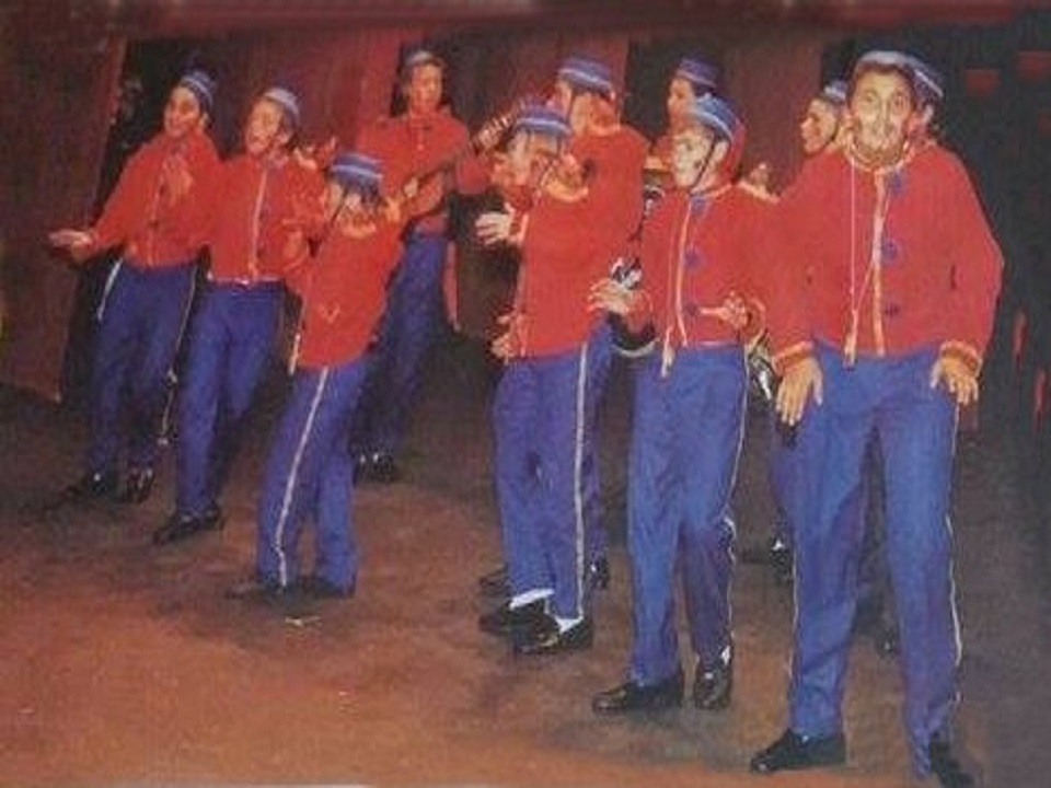 2000.- Sin ningún derecho pa salir en carnaval
