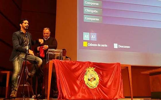 Pepe el Caja ejerció de mano inocente en el sorteo.