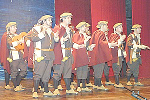 2002.- Con un destino – Antonio Rodríguez Moreno